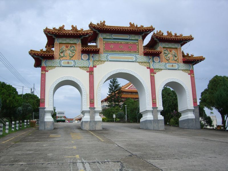 800px PuuJiTempleGate