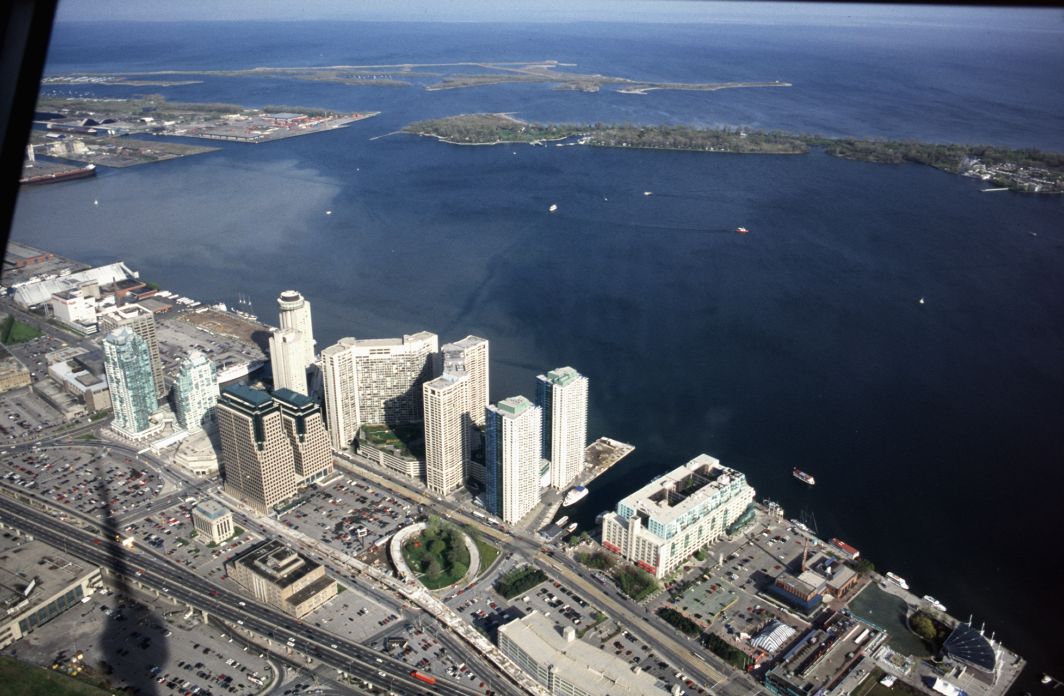 20050117233439 21Toronto from CN Tower 02